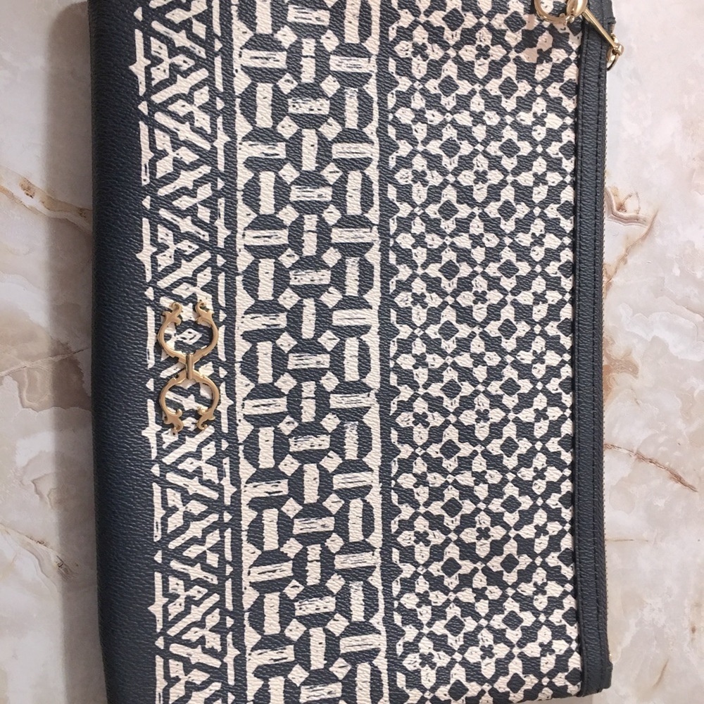 C Wonder Navy Leather Clutch ✨